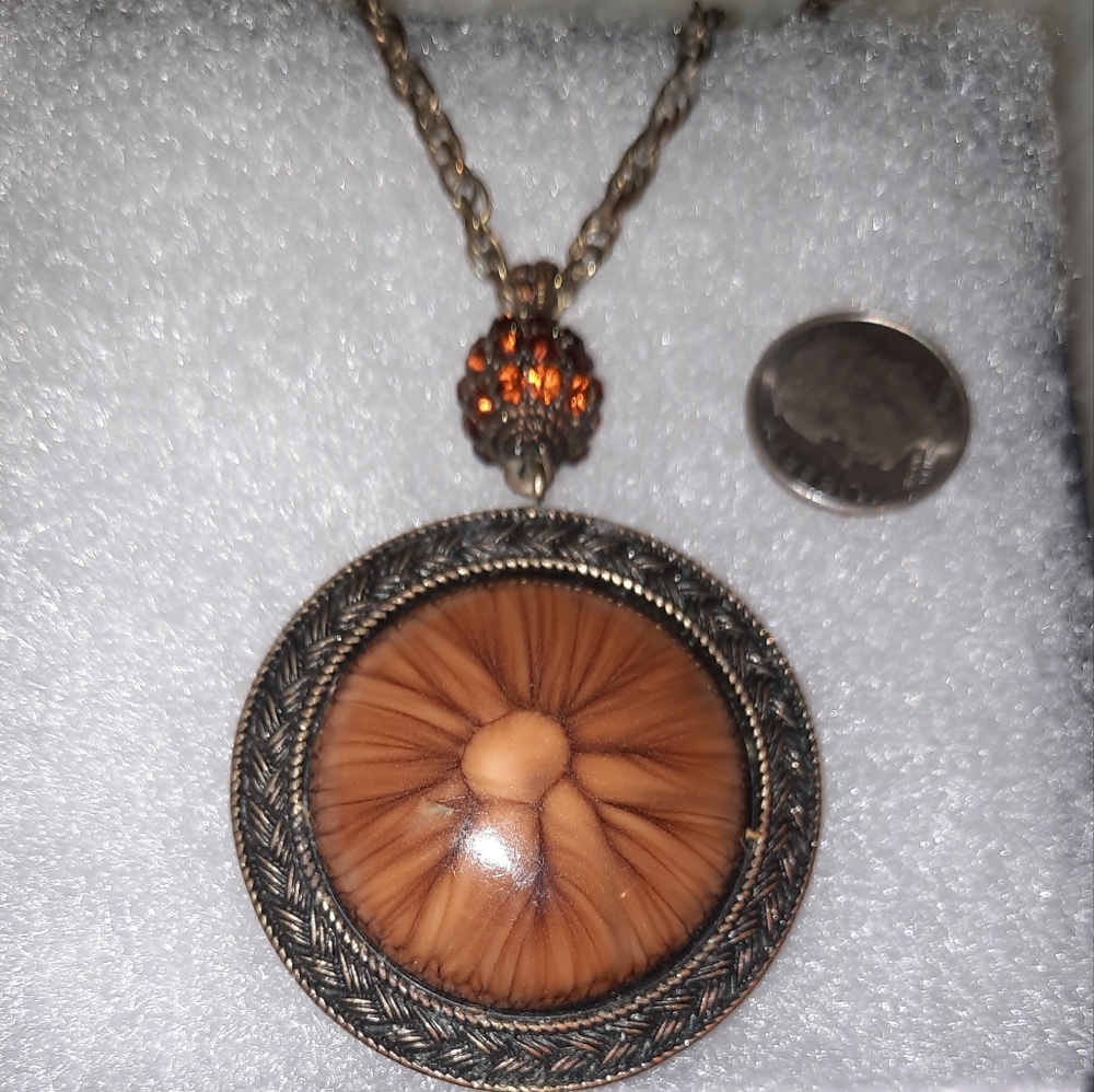 Long necklace with reversible round pendant in antique goldtone - Picture 2 of 5